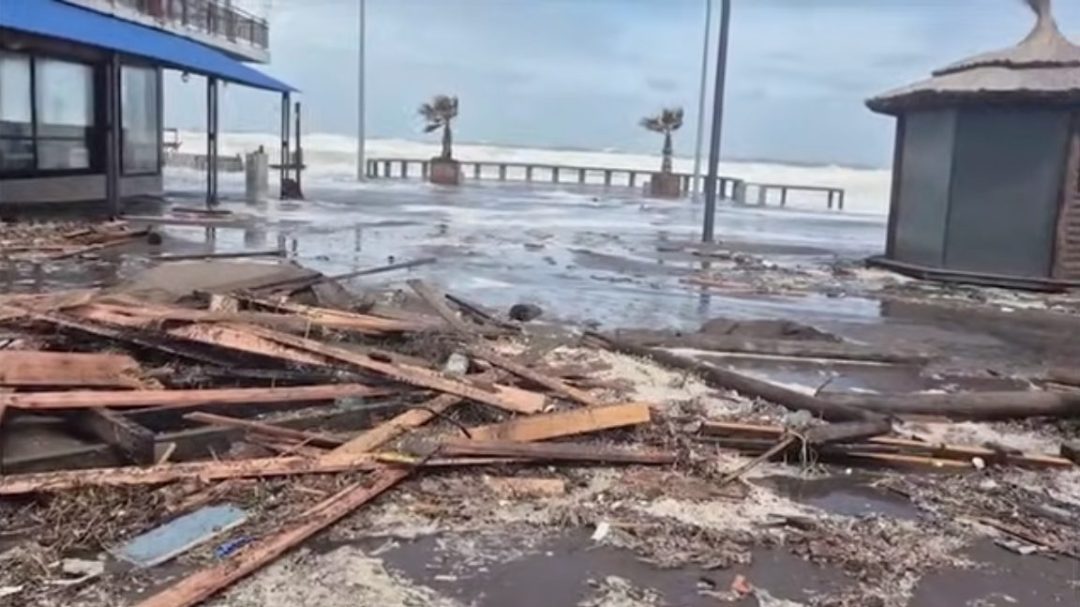 Sudestada en Monte Hermoso: el agua llegó a las calles y suspendieron todas las actividades
