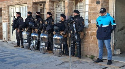 Operativo policial en las pensiones de calle Soler: cinco personas fueron detenidas
