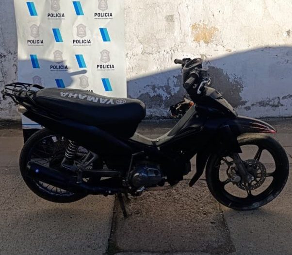 Escapó de la Policía en moto, chocó contra una pared y terminó aprehendido en Punta Alta