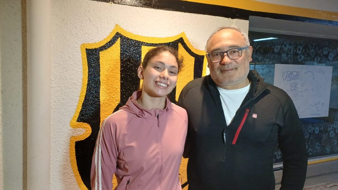 “No sabía inicialmente que ninguna mujer bahiense había logrado esa marca”: Julia Mencia hizo historia en la natación bahiense