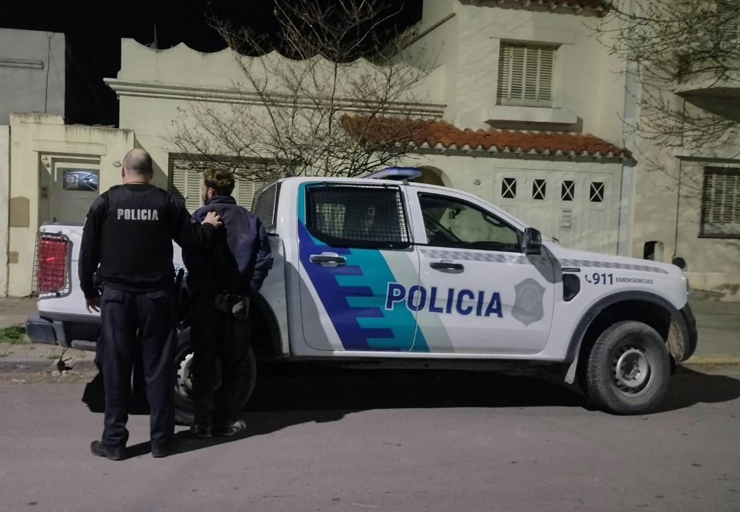 Lo encontraron con una manguera: quedó aprehendido por intentar robar combustible de dos colectivos
