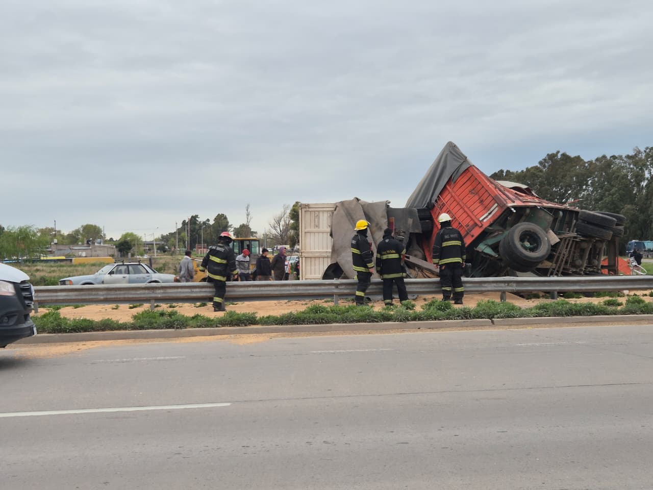Volcó un camión con acoplado en Grünbein y el conductor debió ser rescatado