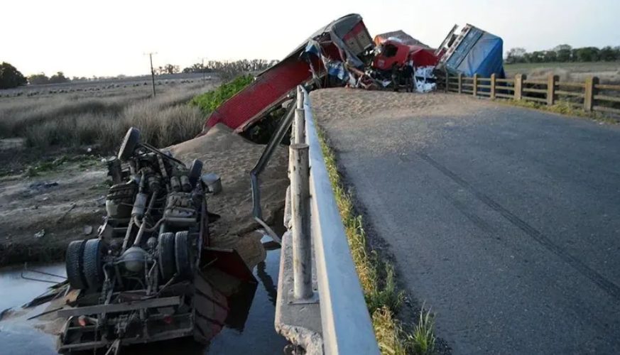 Tragedia en la Ruta 51: un muerto y dos heridos graves tras un choque entre cuatro camiones