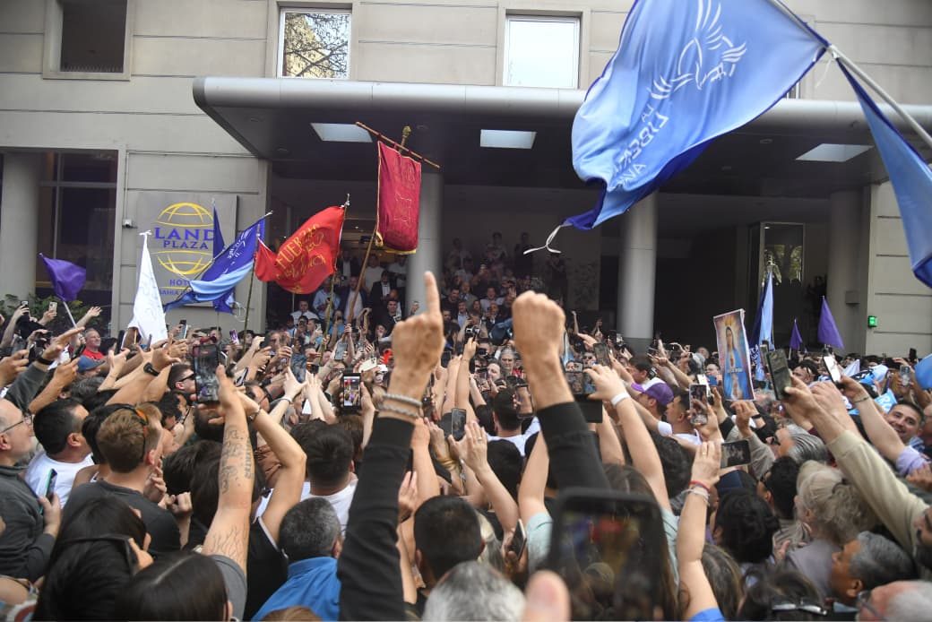 Una multitud bahiense fue saludada por el Presidente Milei