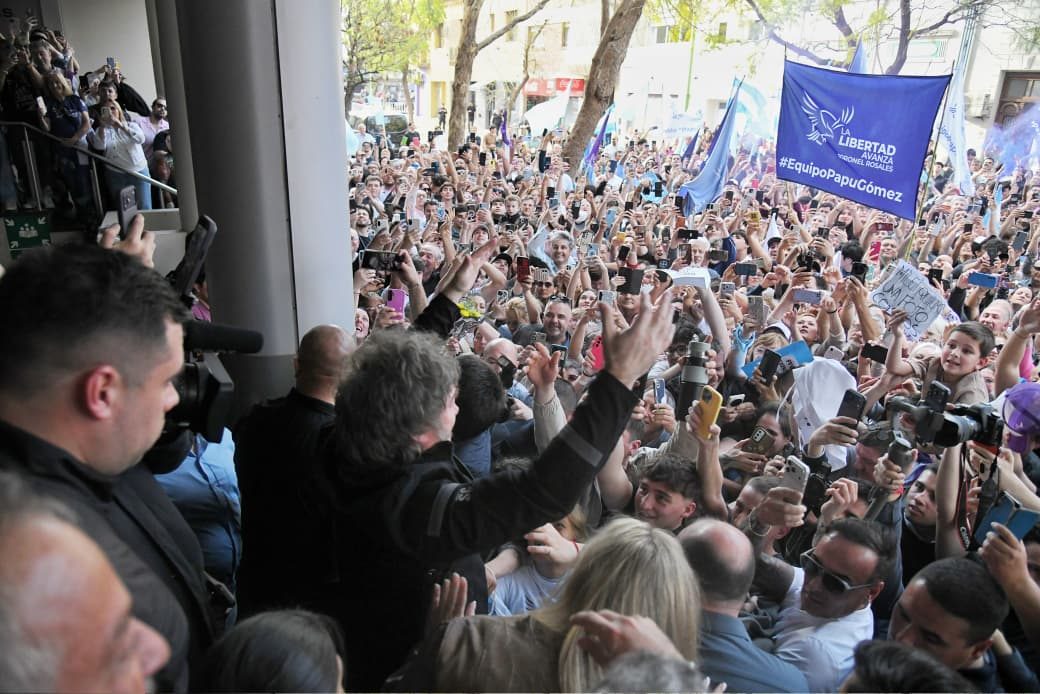 Una multitud bahiense fue saludada por el Presidente Milei
