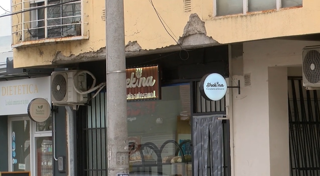 “A mí me golpeó fuerte”: un pedazo de mampostería de un edificio cayó sobre una mujer