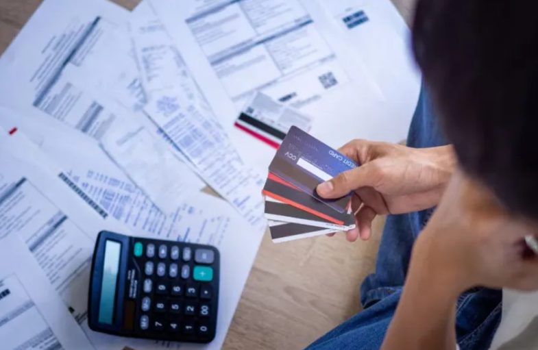 Casi el 30% de los hogares argentinos pidió dinero prestado para llegar a fin de mes durante el tercer trimestre de 2025